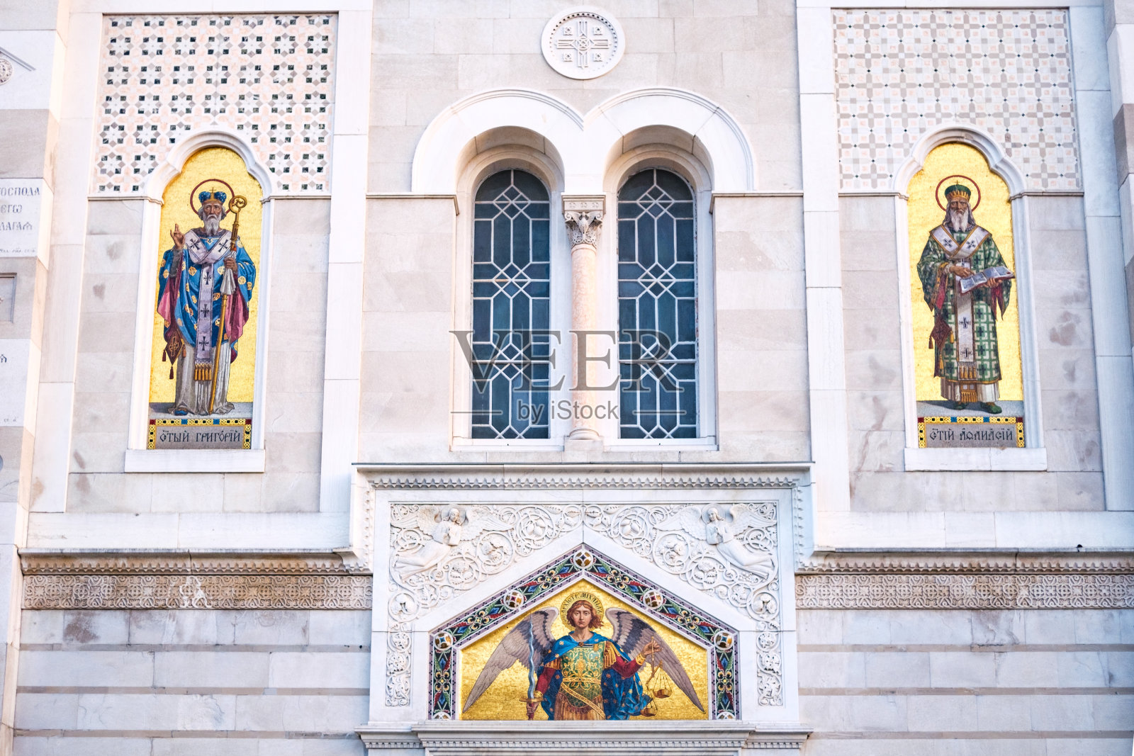 的里雅斯特圣斯皮里多塞尔维亚东正教教堂的马赛克立面。照片摄影图片