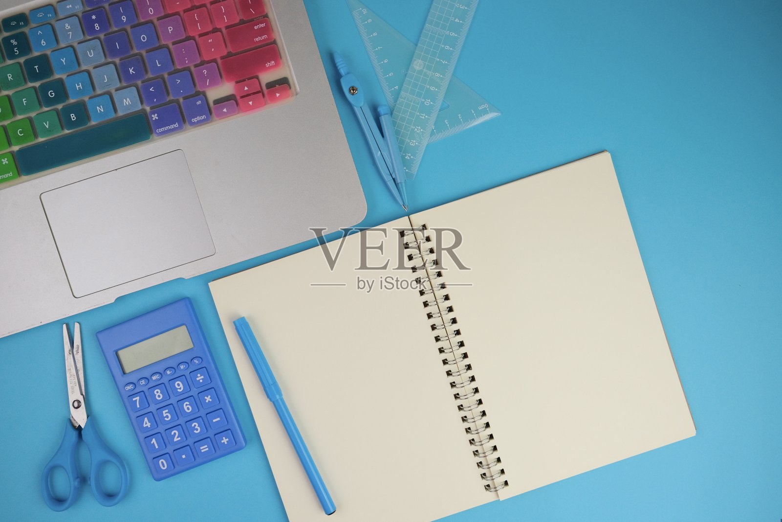 一杯咖啡，一台笔记本电脑和一本笔记本，背景很简单。教育、商务及办公理念。照片摄影图片