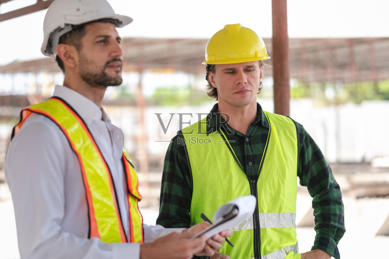 现场管理工人和施工人员在施工现场，工程师和领班工人队伍检查施工现场，高加索工程师照片摄影图片