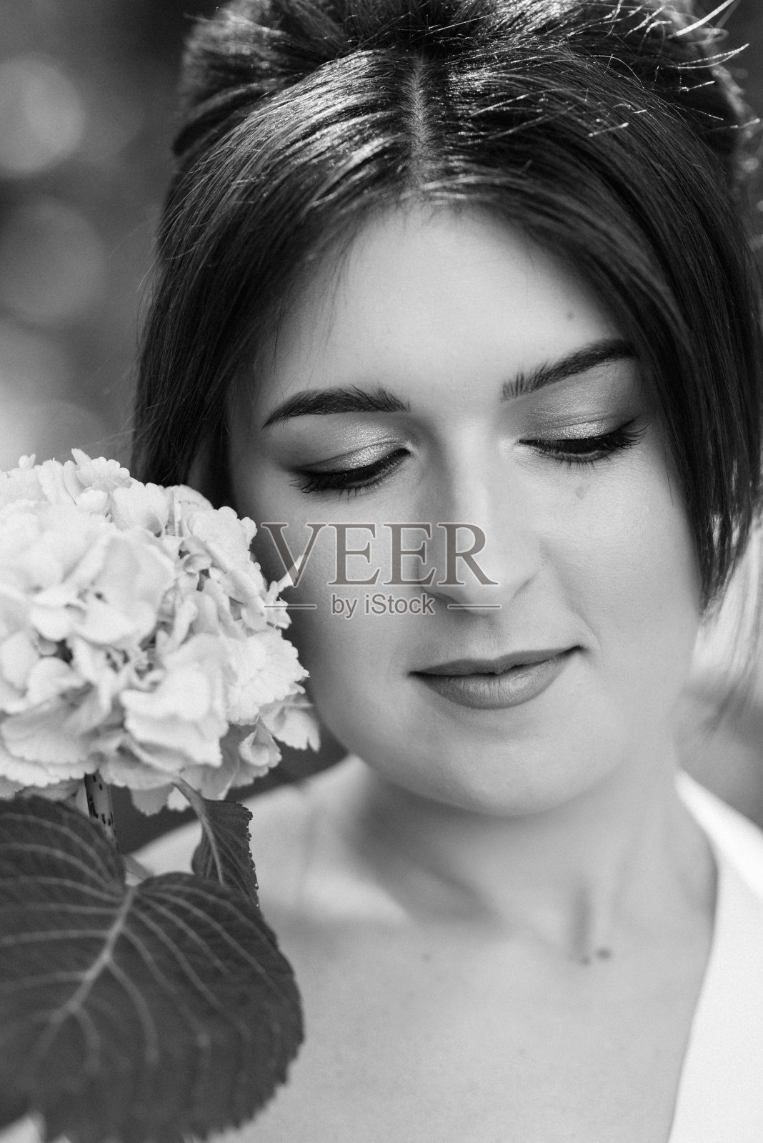 少女新娘在春天的花园里照片摄影图片