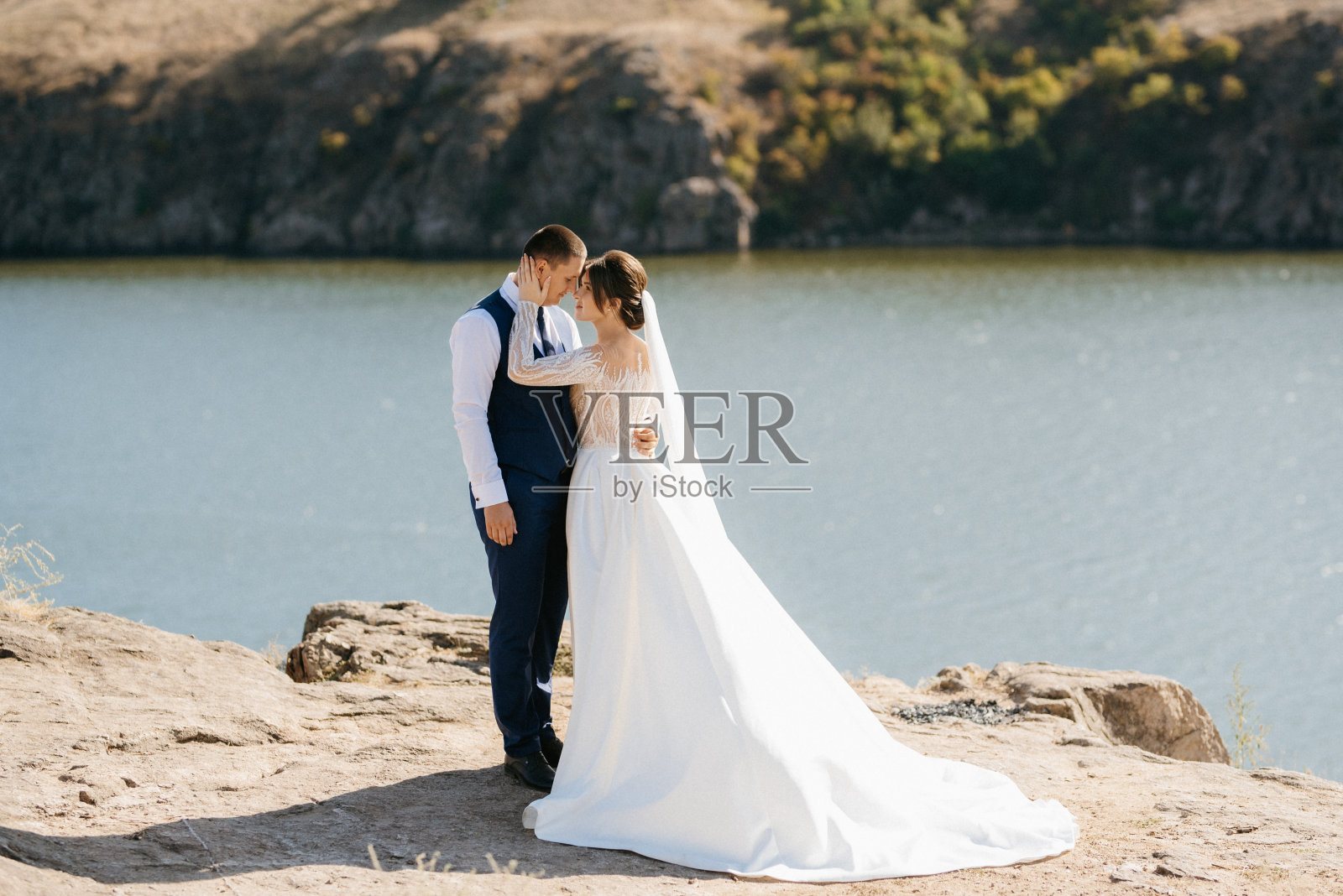 河边的新娘、金发女孩和新郎照片摄影图片