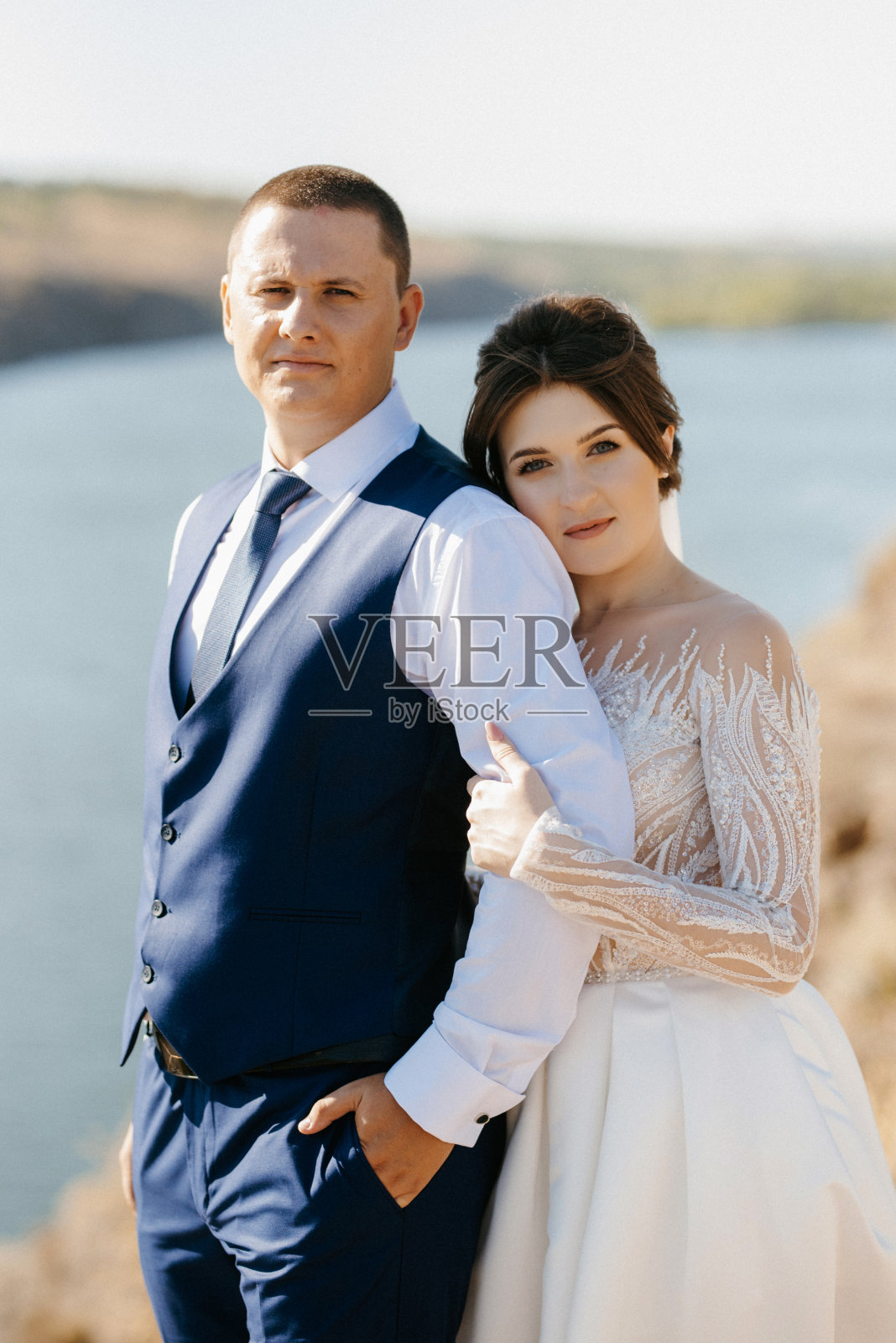 河边的新娘、金发女孩和新郎照片摄影图片