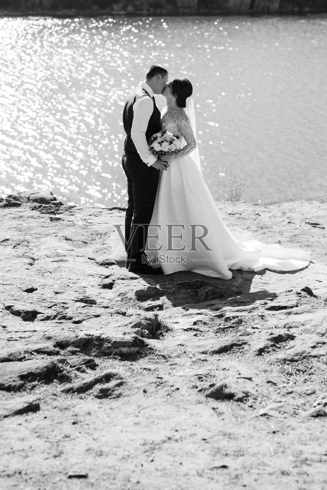 河边的新娘、金发女孩和新郎照片摄影图片