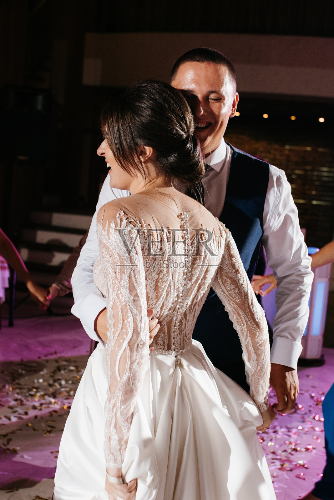 新娘和新郎的第一次婚礼舞蹈照片摄影图片