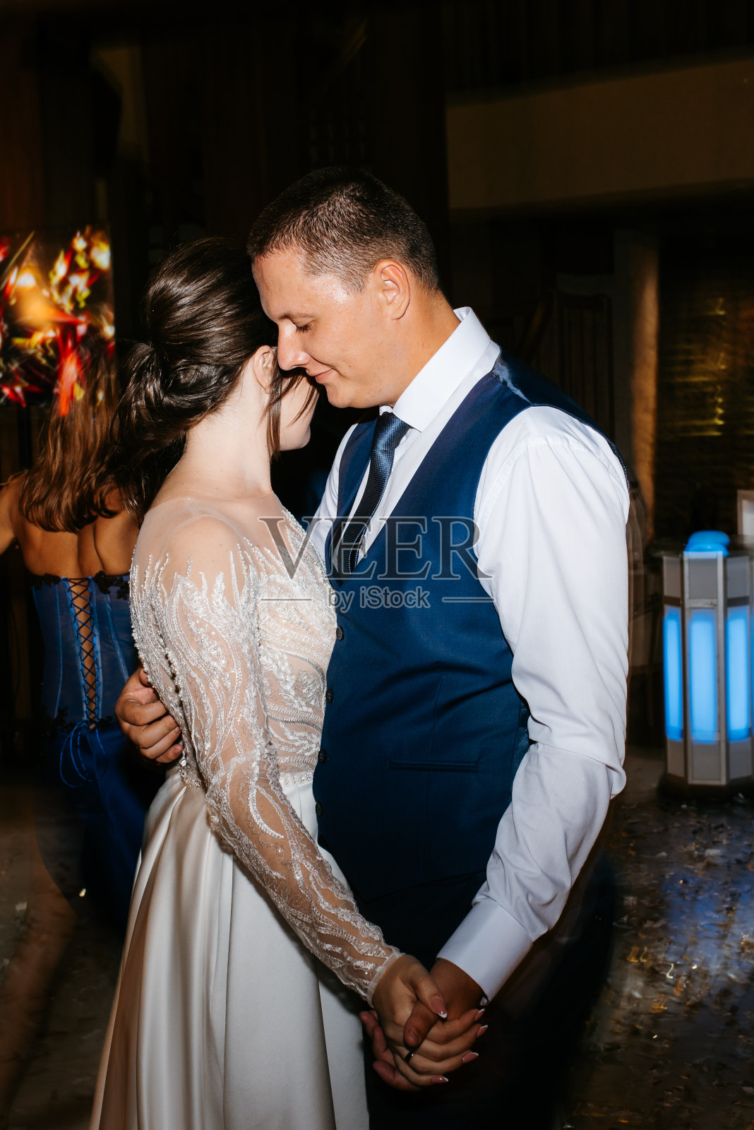 新娘和新郎的第一次婚礼舞蹈照片摄影图片