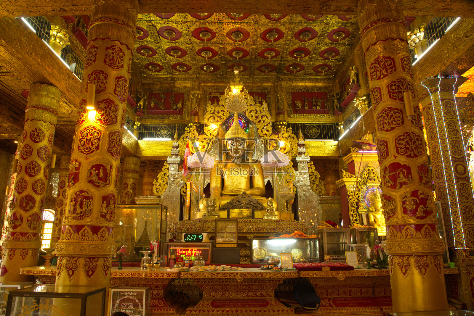 一尊巨大的金色坐像是Mahamuni Phrya寺庙教堂的主要佛像。照片摄影图片
