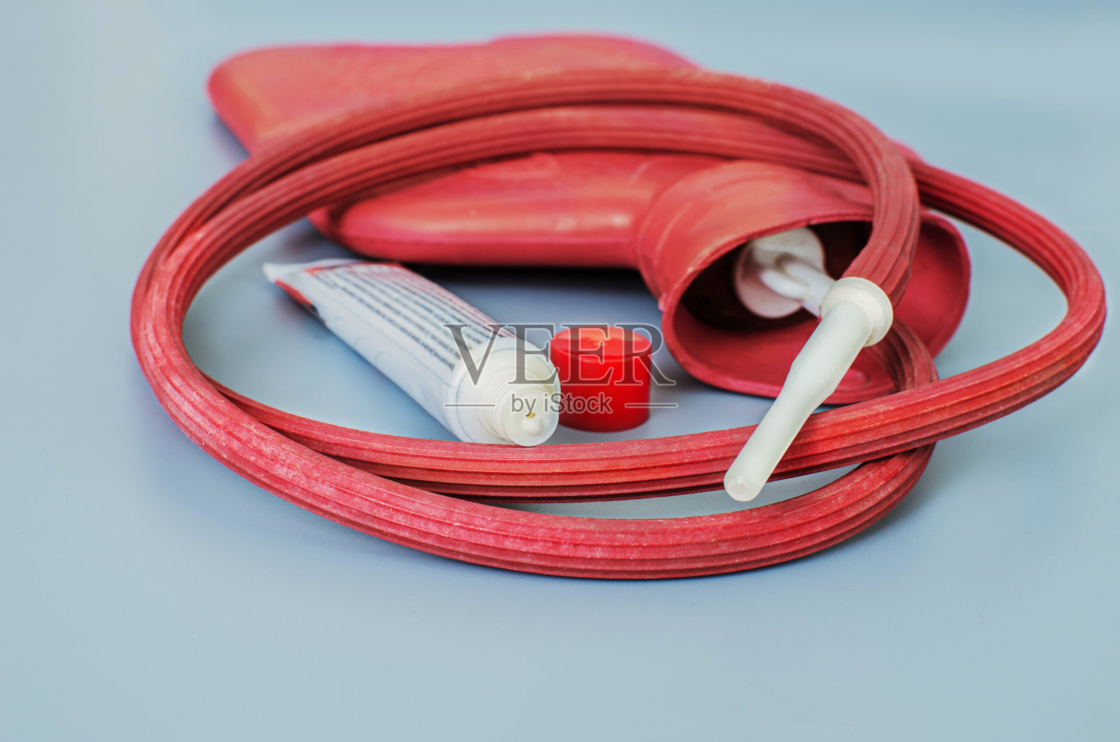 带壶嘴的红色马克杯照片摄影图片