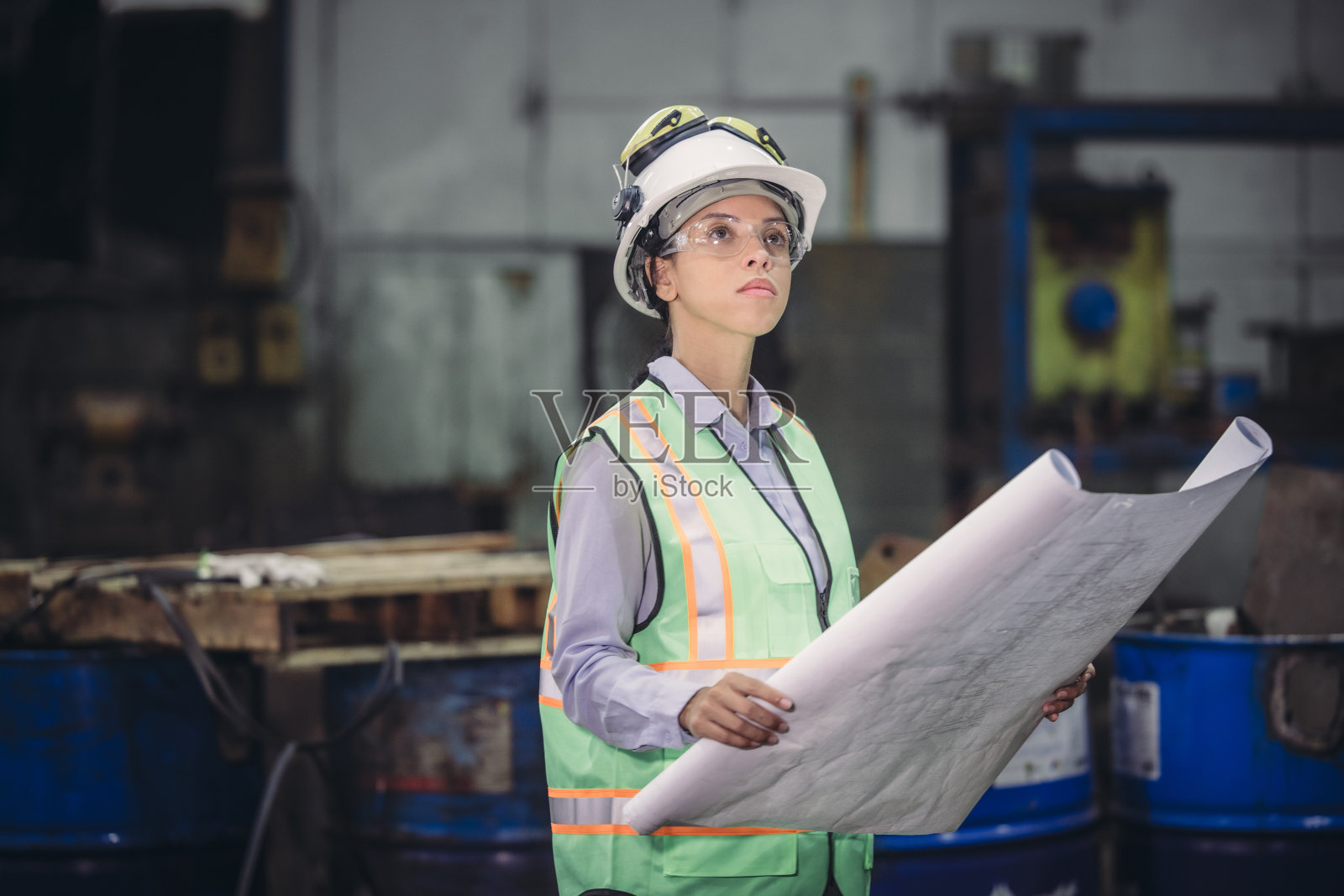 工程师使用蓝图进行铁路维护和故障排除，以确保列车安全运行。照片摄影图片
