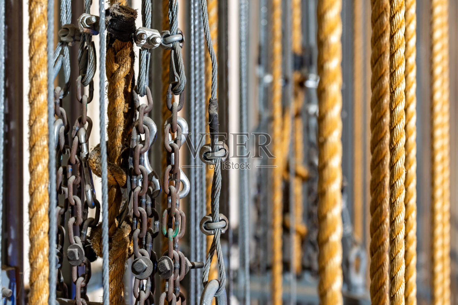 剧场舞台索具，包括剧场设备、灯光、支架和链条。从高处俯瞰索具拍摄的照片。照片摄影图片