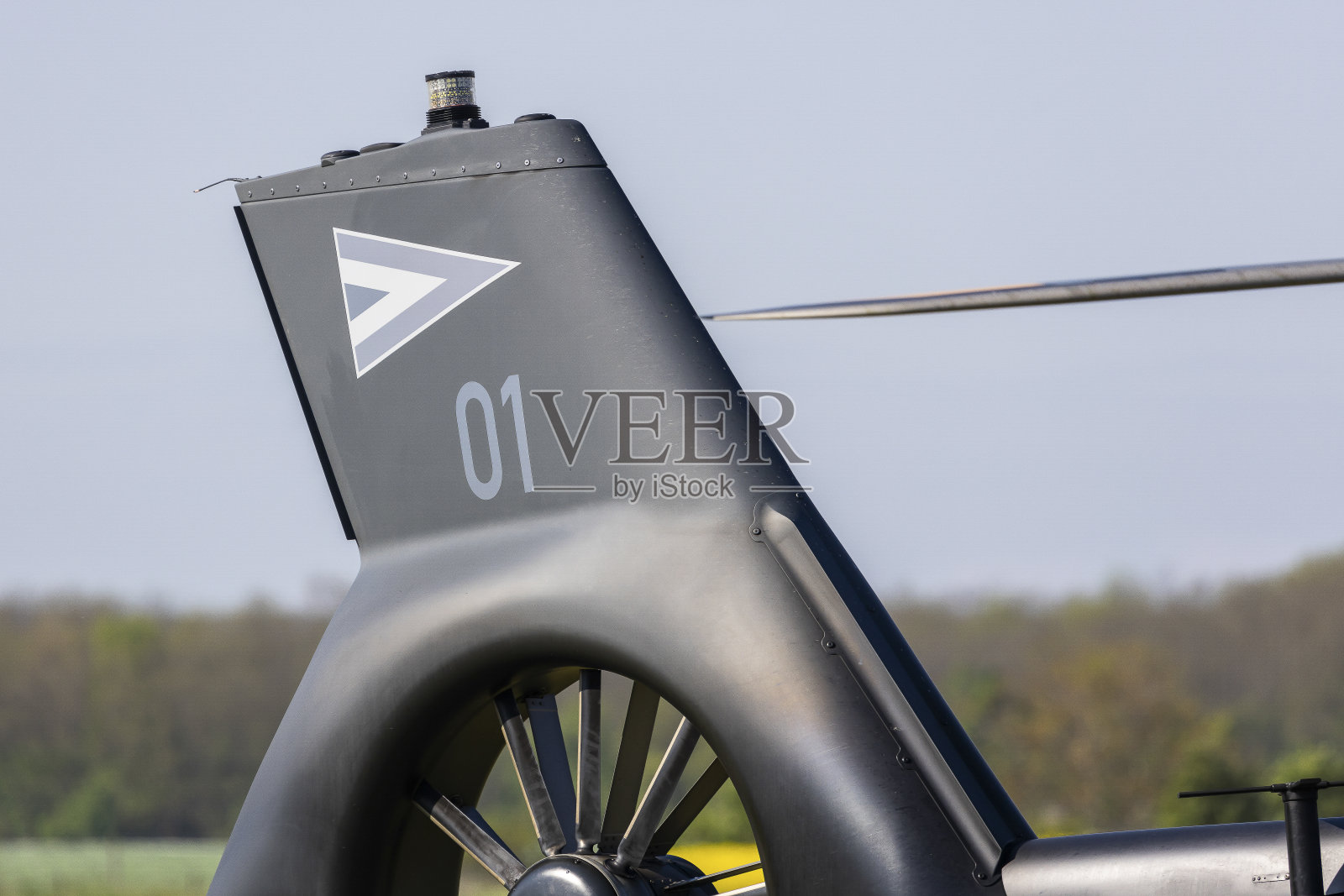 带有匈牙利空军标志的空客H145M军用直升机的尾翼照片摄影图片