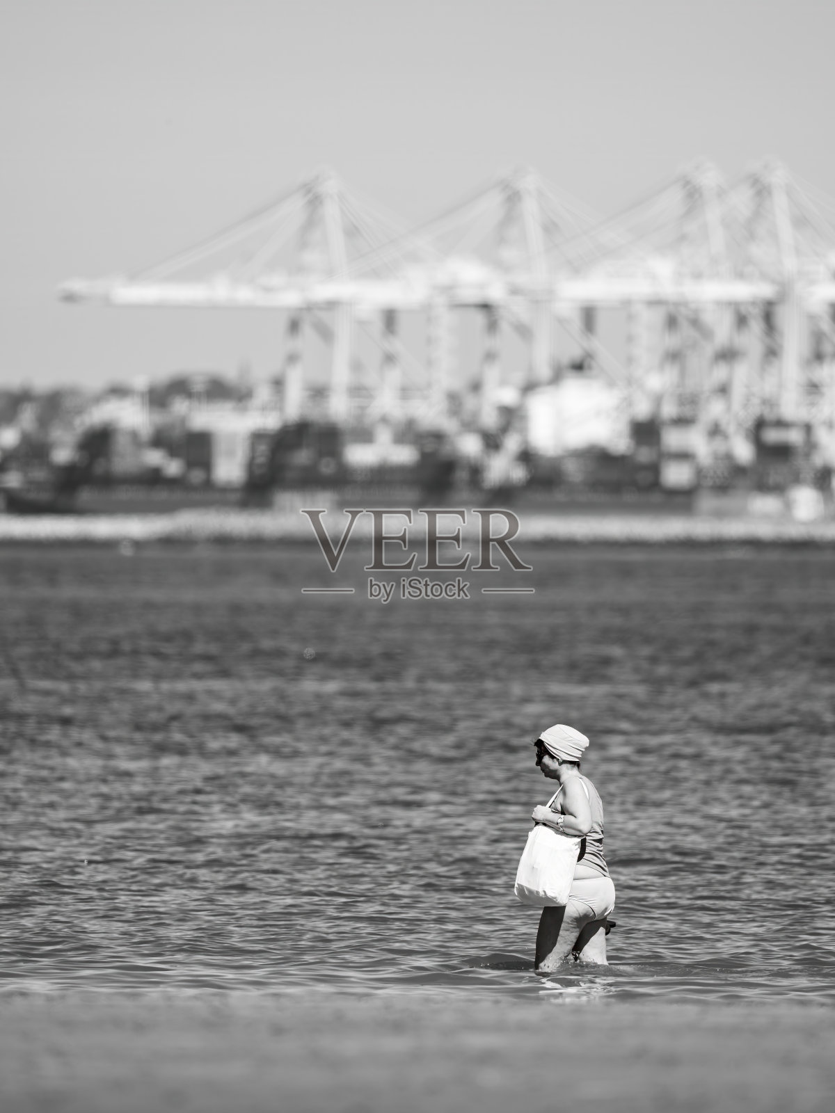 一名妇女在勒阿弗尔附近的水中行走照片摄影图片