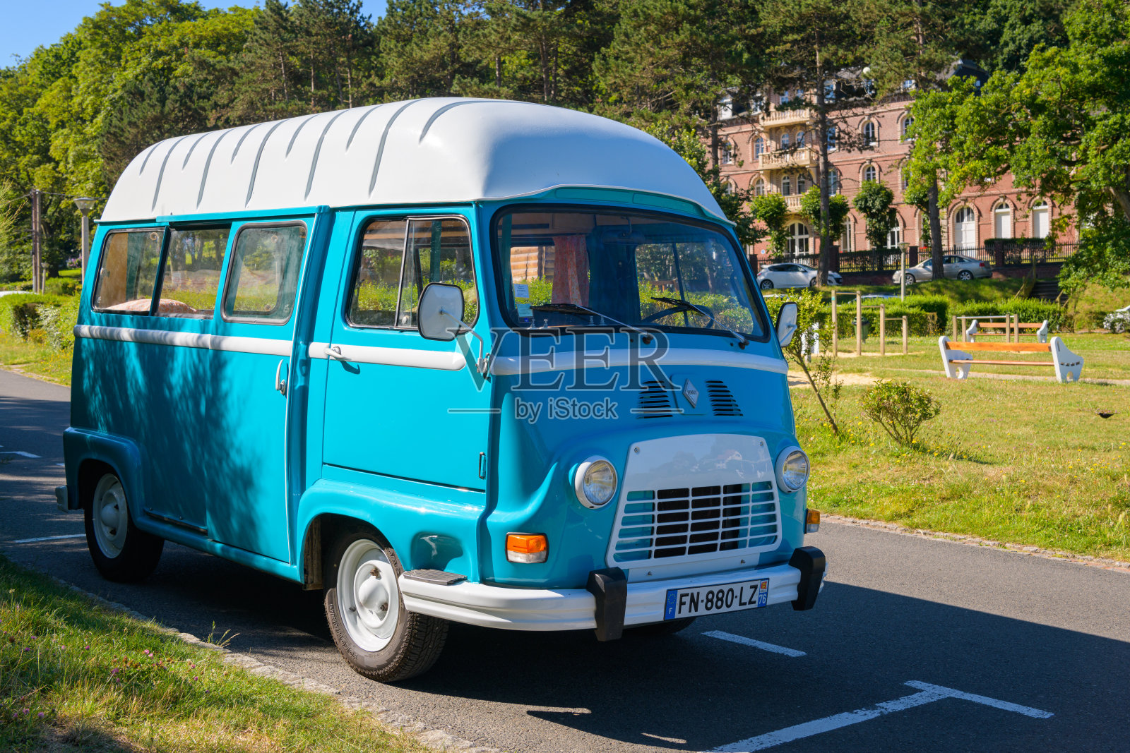 一辆旧露营车停在路上照片摄影图片