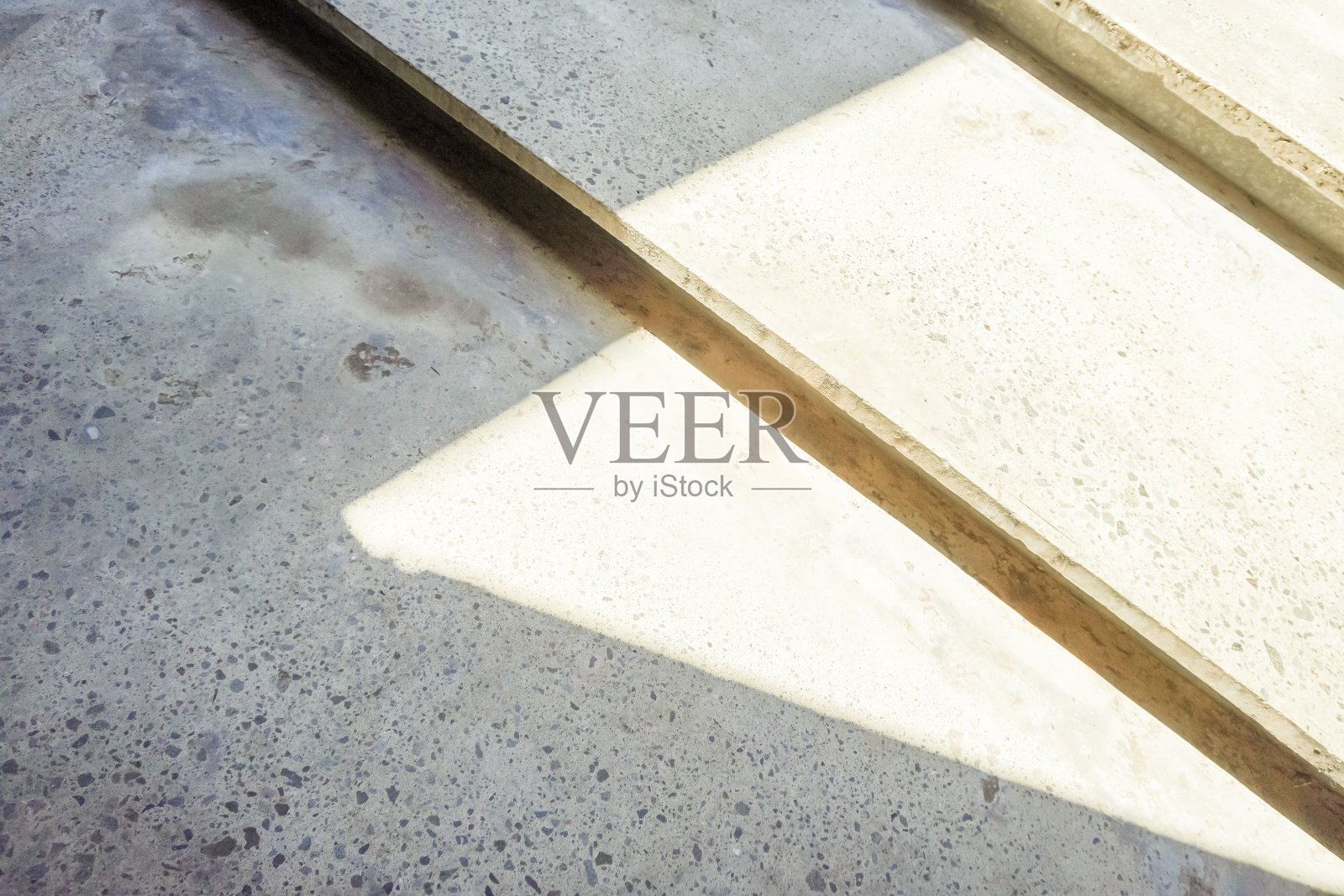 灰色水泥台阶的特写照片，阴影和阳光的对比曝光。混凝土楼梯。抽象的背景。照片摄影图片