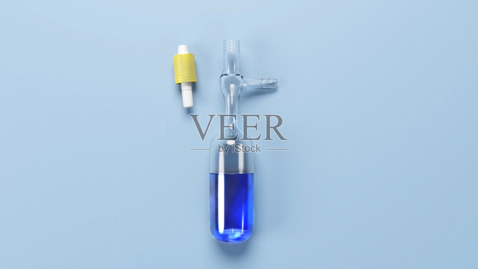 蓝色背景空气敏感化学用杨氏安瓿照片摄影图片