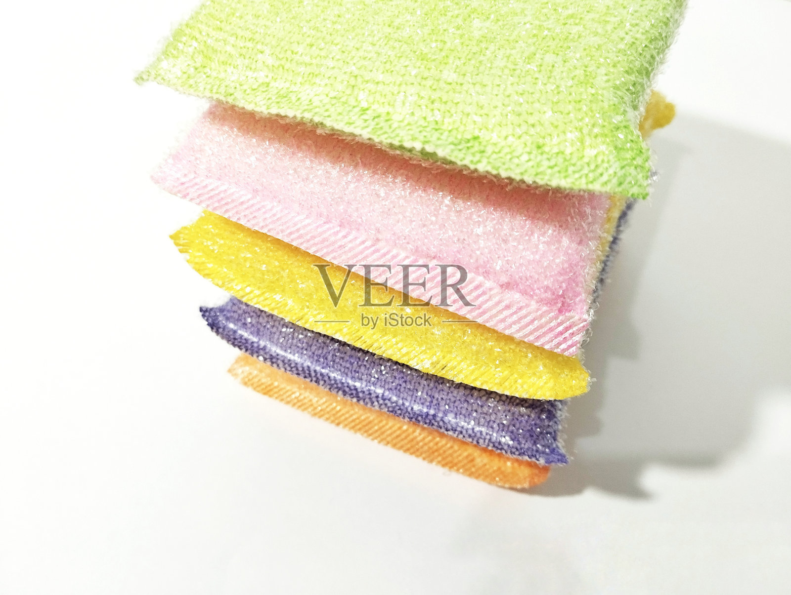 白色背景的彩色洗碗海绵照片摄影图片