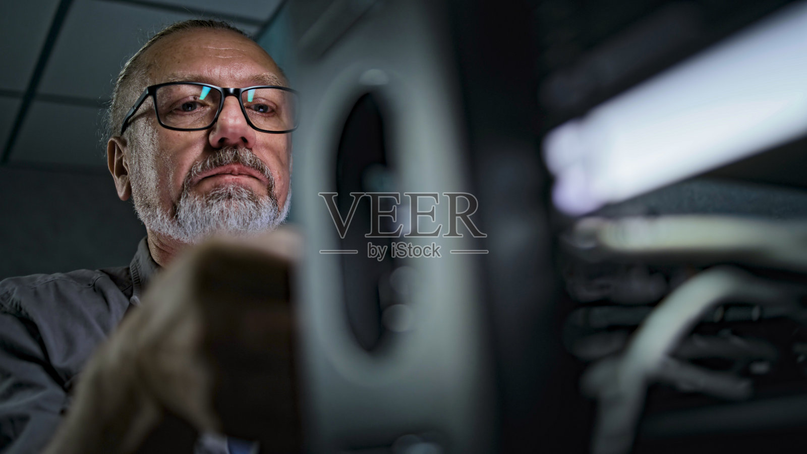 男性系统管理员使用平板电脑设置网络设备的特写照片摄影图片