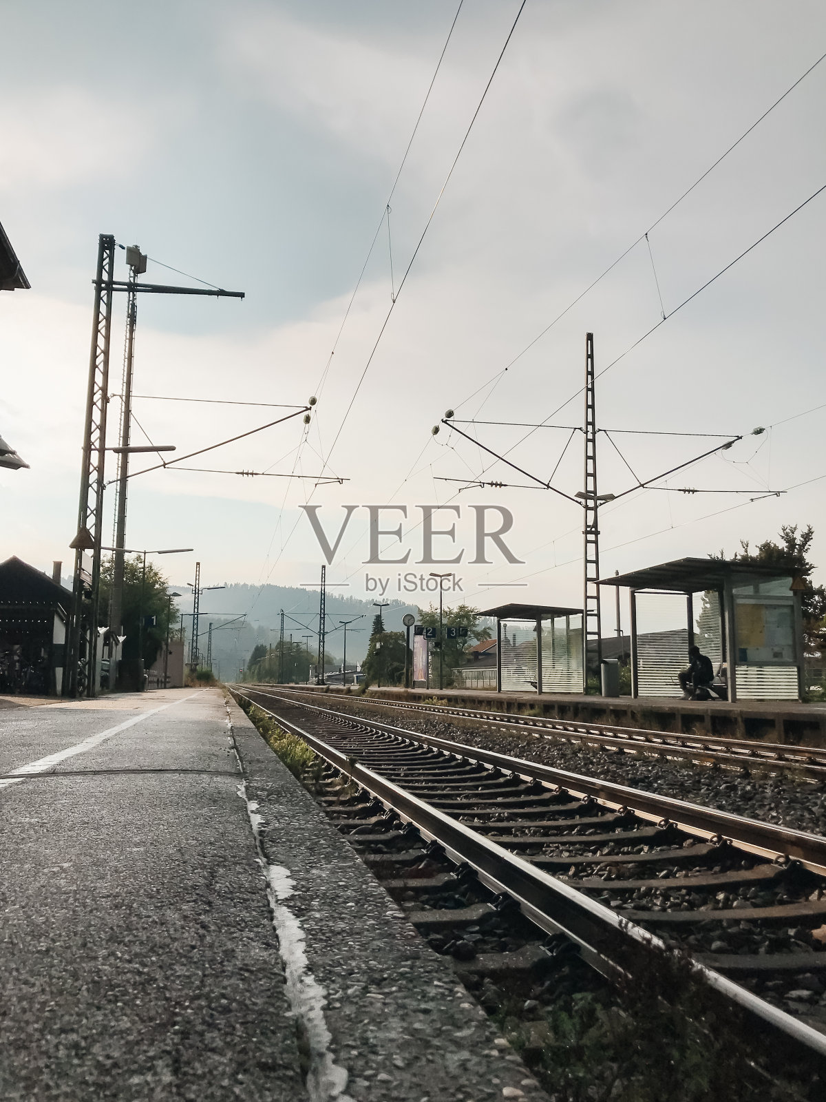 一个火车站，几个人坐在长椅上照片摄影图片