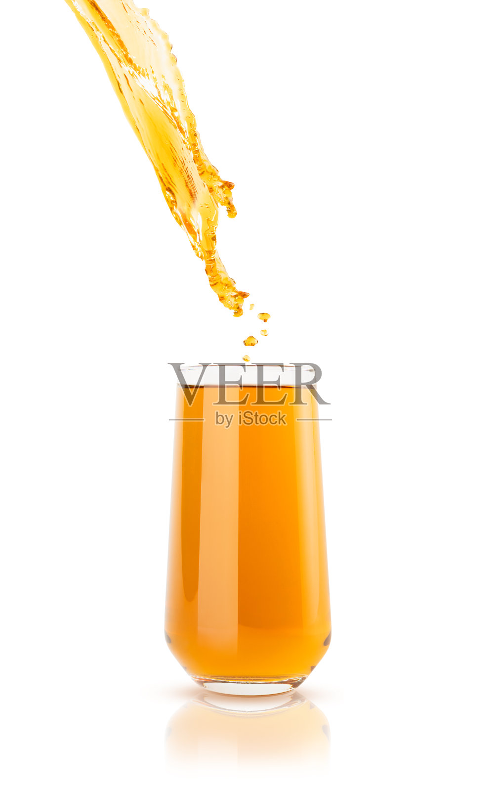 流动的苹果黄色的冷汁倒在玻璃与明亮的多汁滴飞孤立在白色的背景。清凉健康夏日金梨鸡尾酒广告，设计，传单，卡片，海报。照片摄影图片