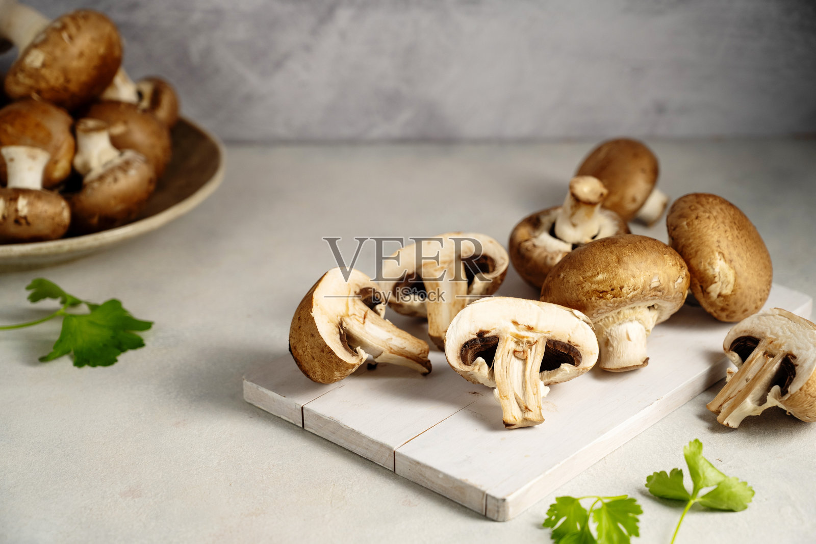 生香菇放在碗里，背景明亮。素食者的蛋白质。照片摄影图片