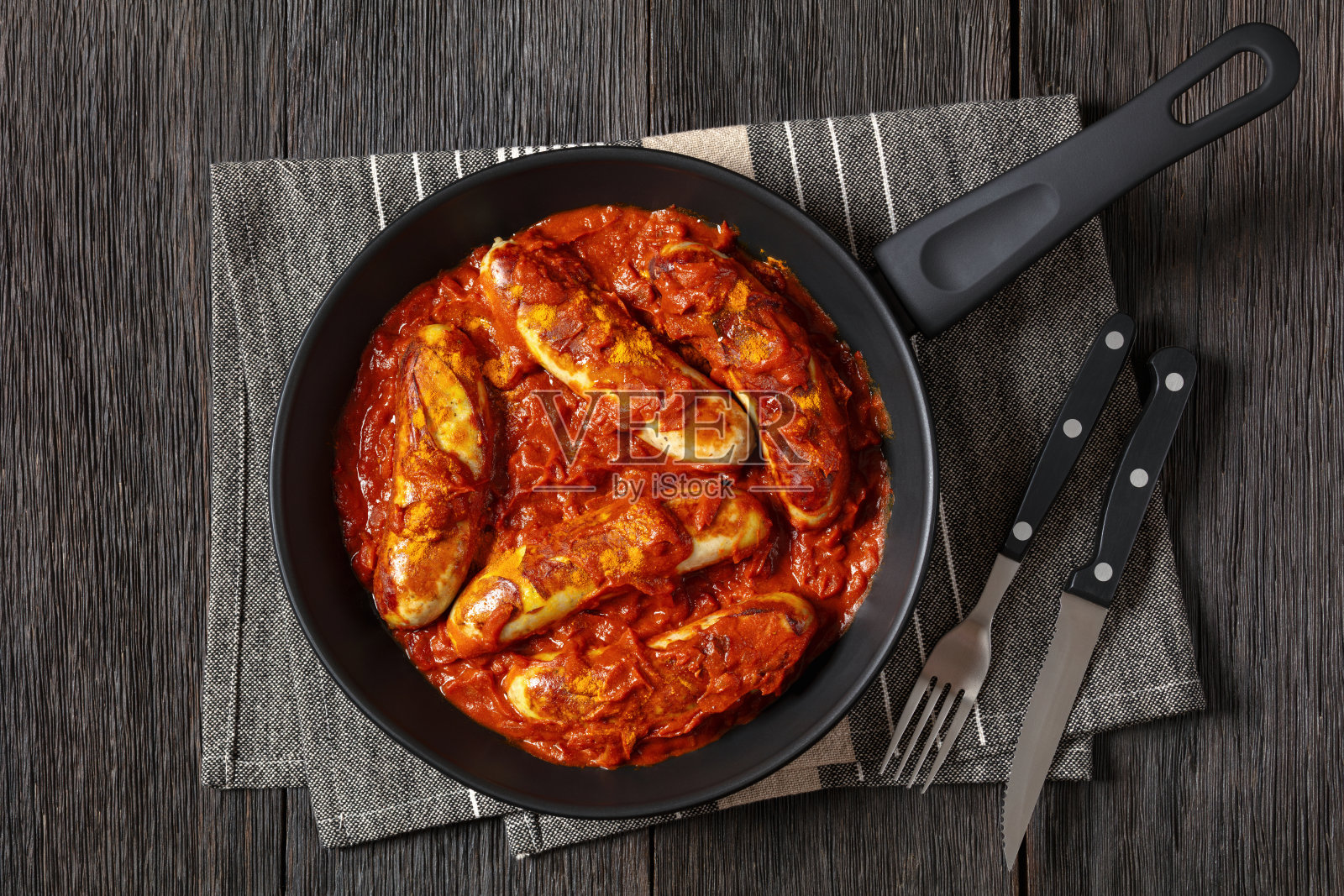 德国咖喱香肠，咖喱酱猪肉香肠照片摄影图片