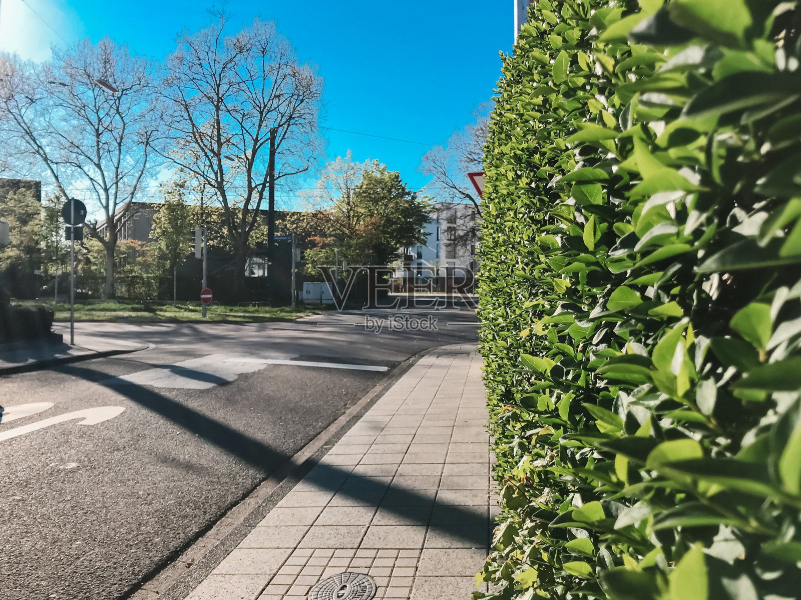 一条有白线和红色标志的街道照片摄影图片