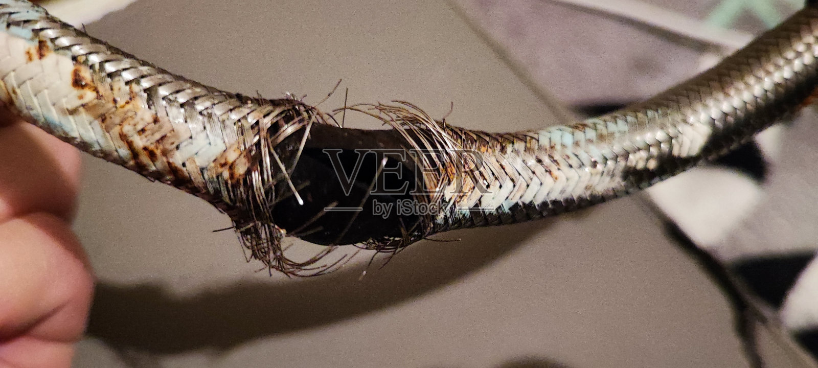 水槽下水管断裂，水管断裂，水管灾难，家庭淹水。照片摄影图片