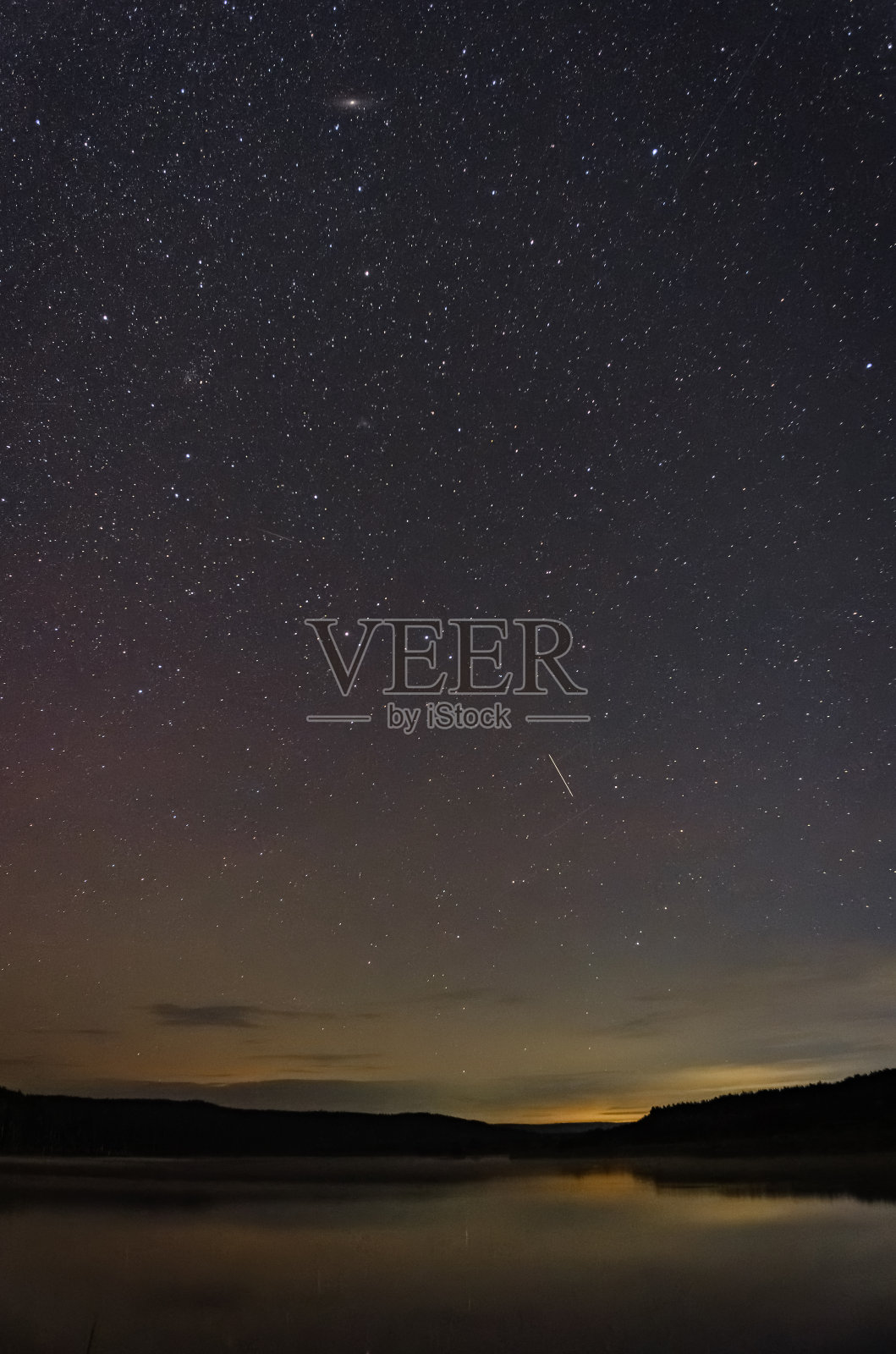 夏夜湖面上的星空照片摄影图片