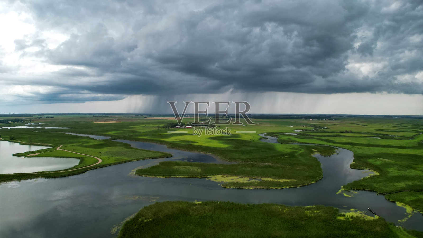 阴天湖泊河流航拍风景照片摄影图片