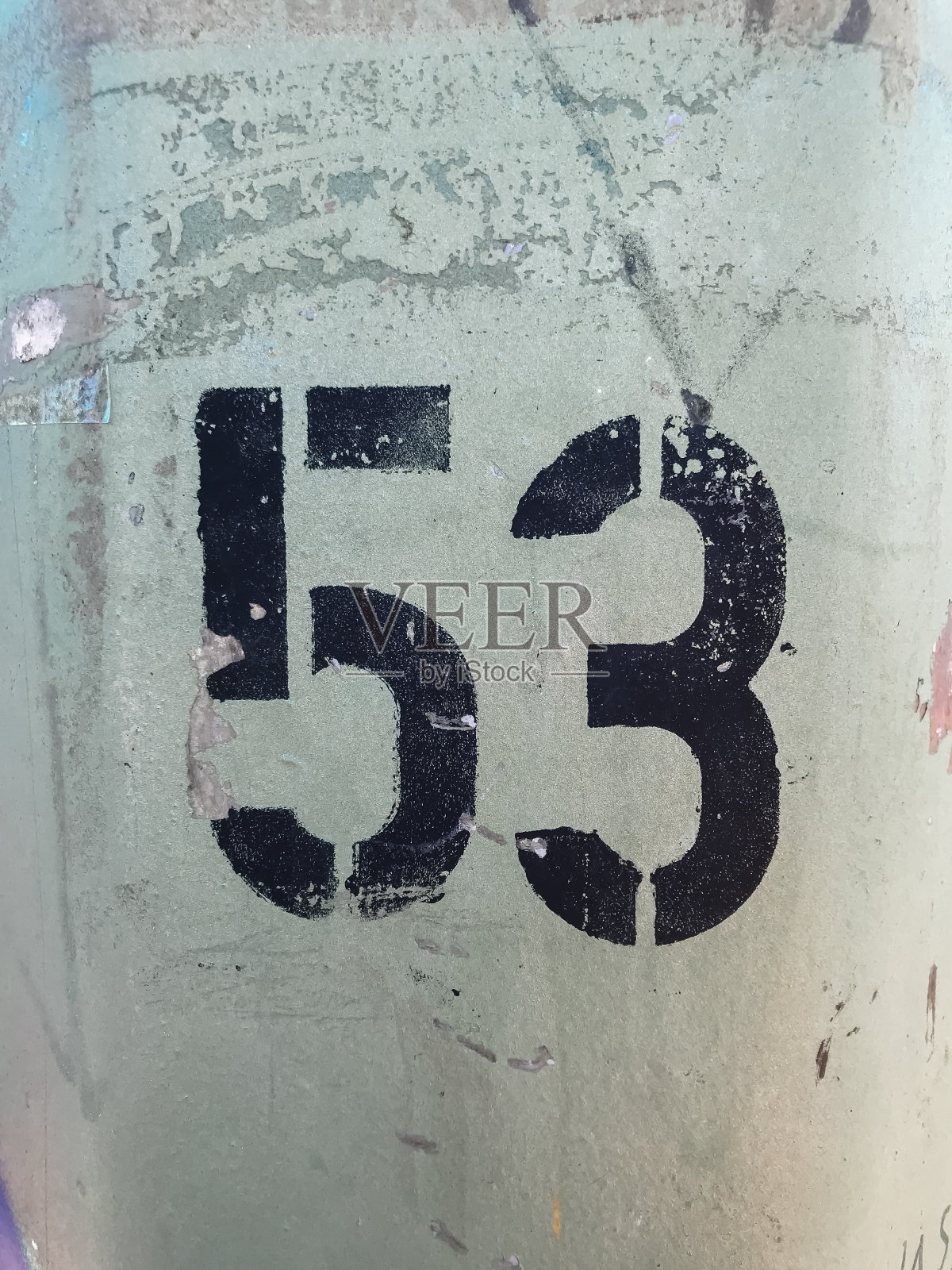 绿色的表面上写着一个黑白数字53照片摄影图片