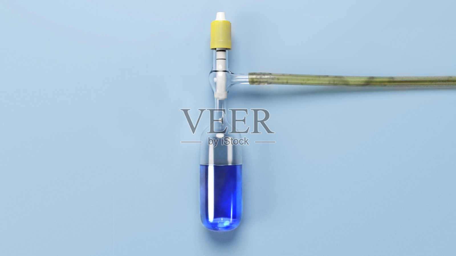 密封杨氏水龙头安瓿用于空气敏感化学-连接到真空/气体管道与橡胶软管管照片摄影图片