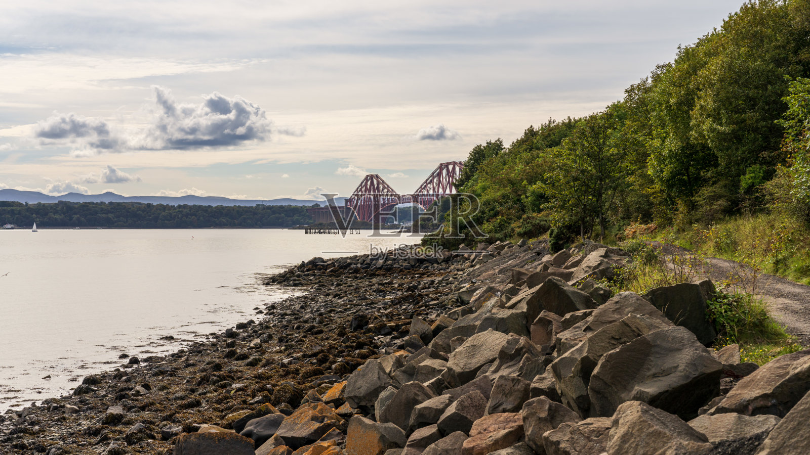 从英国苏格兰因弗基辛海滩上看到的福斯河和福斯桥照片摄影图片