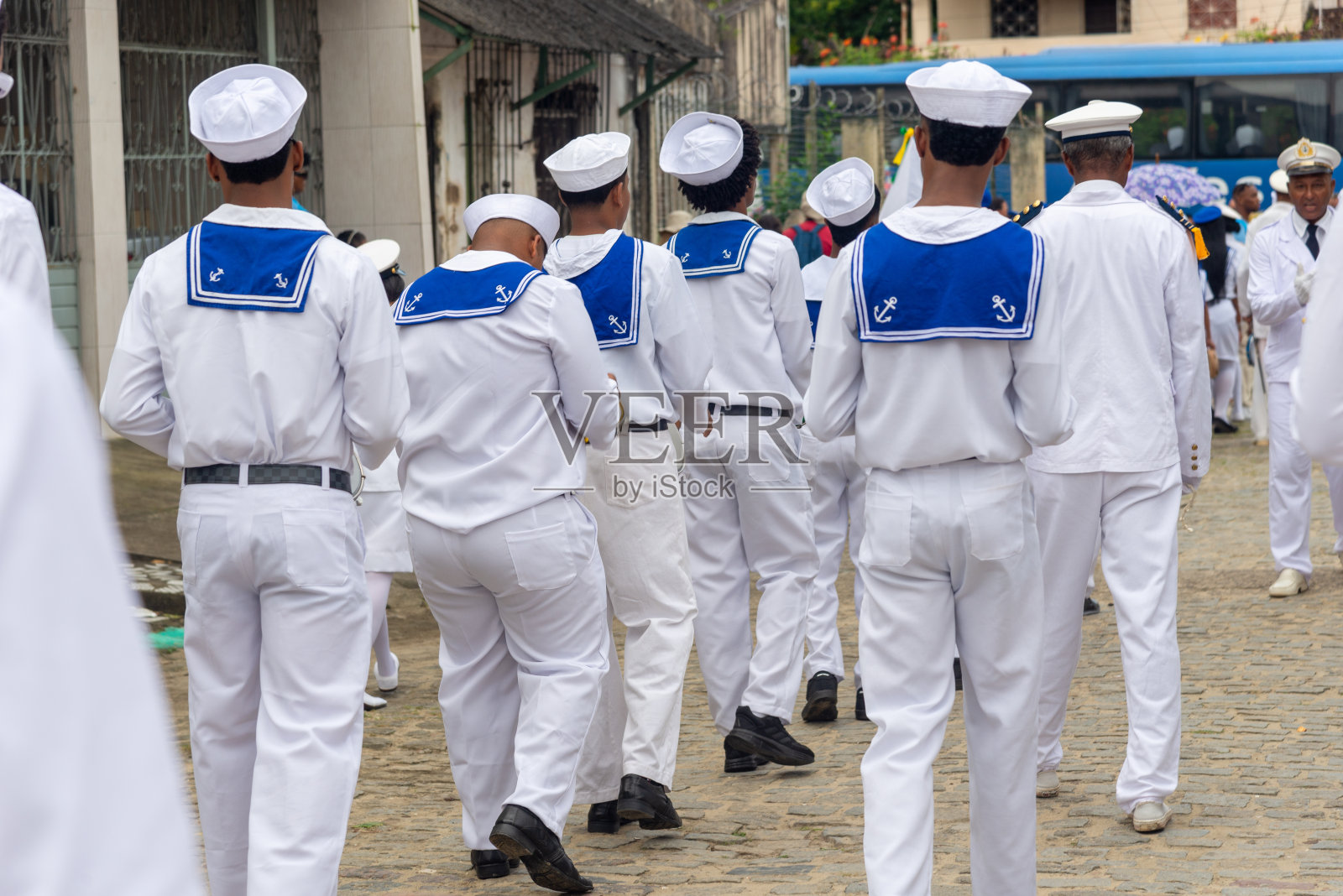 在巴伊亚州萨巴拉市,文化团体Cheganca和Marujada的成员在游行中载歌载舞。照片摄影图片