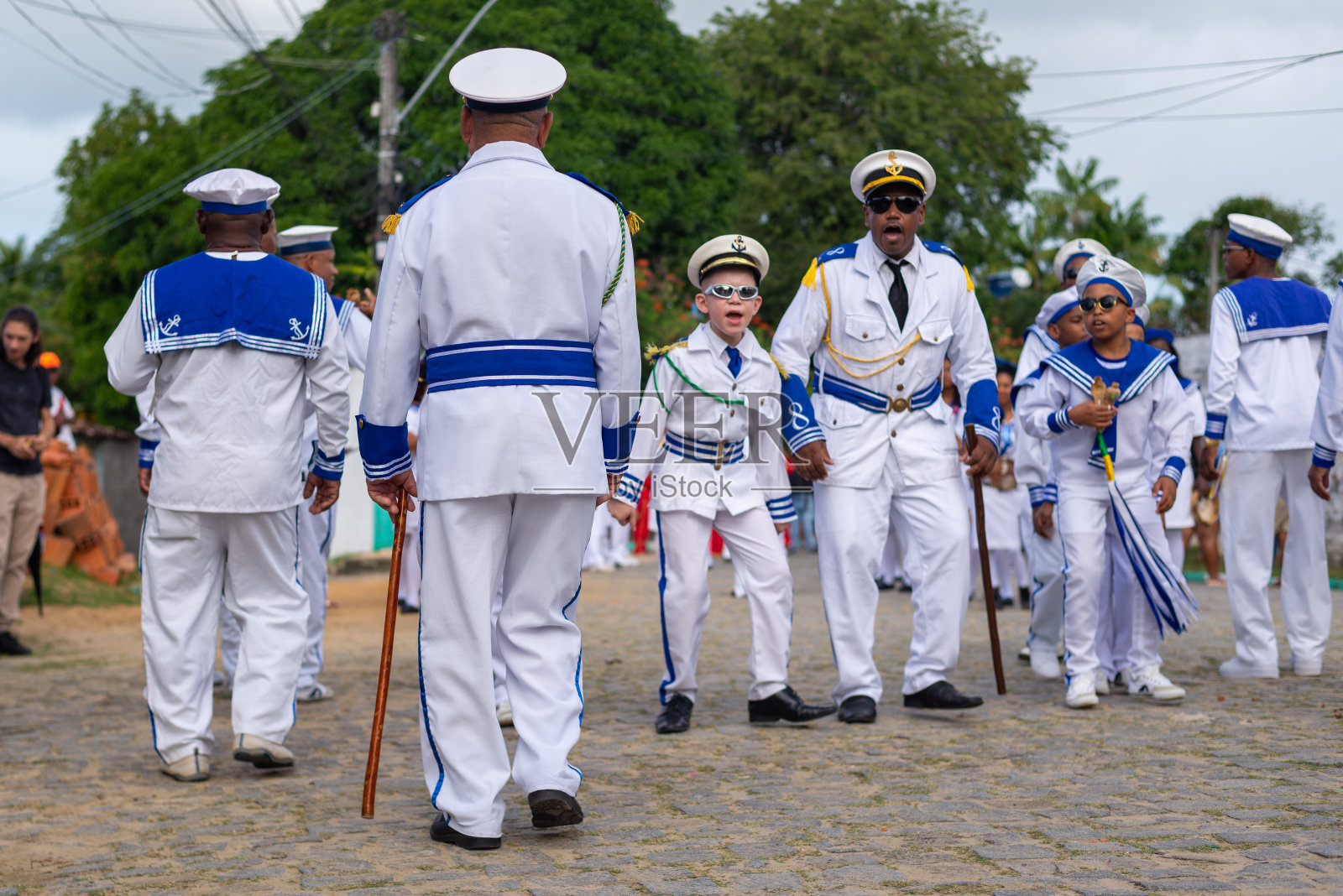 文化团体Marujada和Cheganca的成员在巴伊亚州萨巴拉市的游行中表演。照片摄影图片