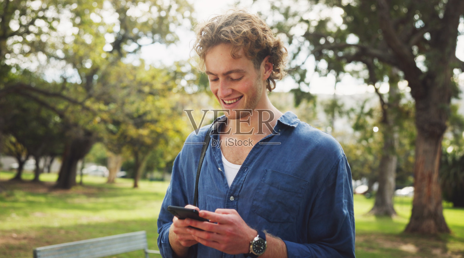 学生，男人和手机发短信，停车和提醒上课的教育，学习和聊天在校园。人、智能手机和路上阅读、手机应用和大学奖学金照片摄影图片