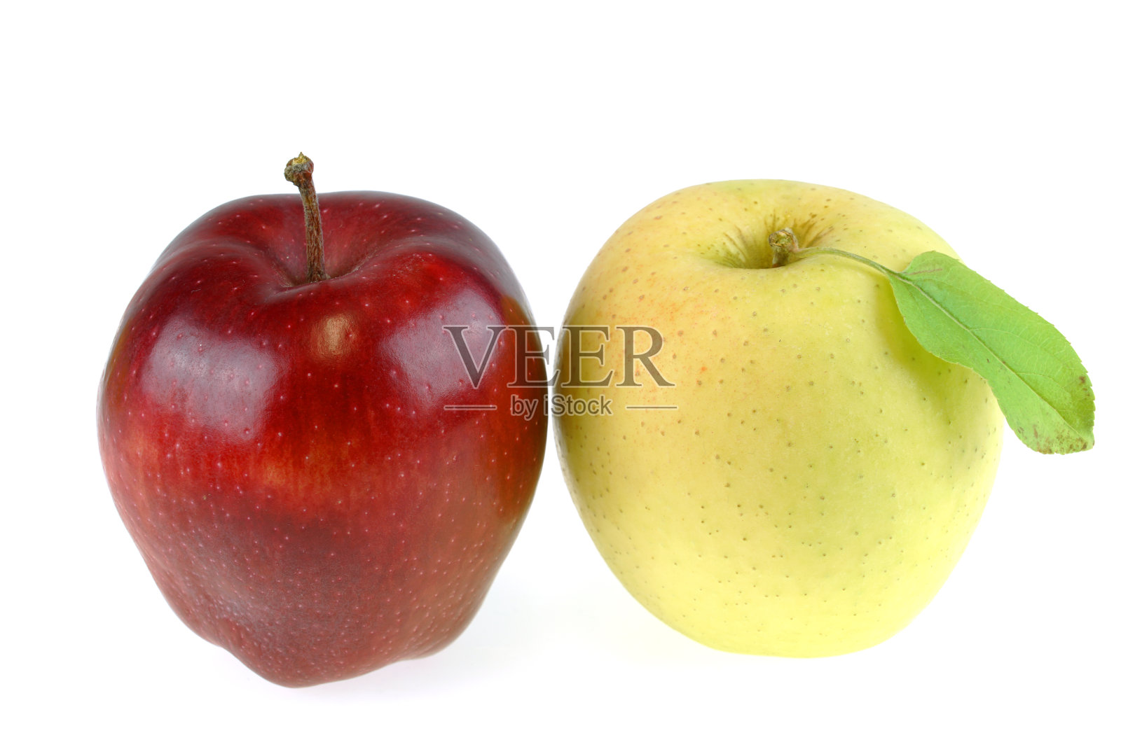 接近红色美味和金灿灿的苹果孤立在白色的背景照片摄影图片