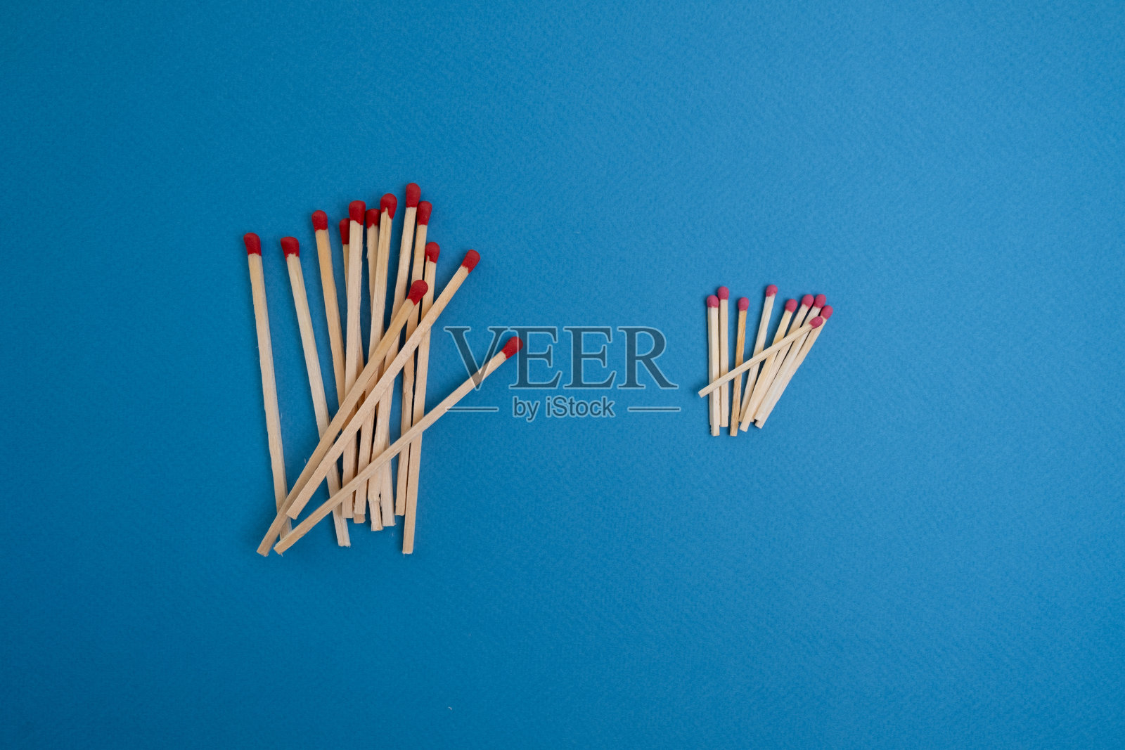 盒子与新的火柴棒的颜色背景。散乱的木质火柴，没有盒子特写。设计照片摄影图片