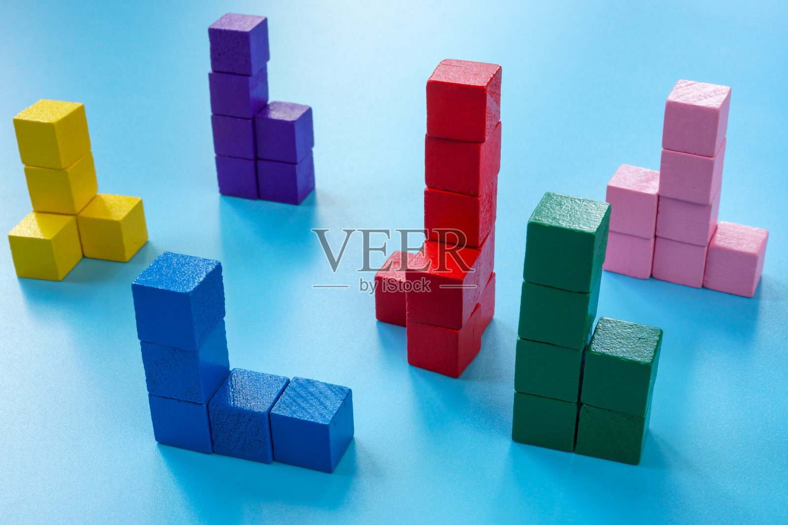 将彩色立方体分组为不同的细分市场。抽象的元素。照片摄影图片