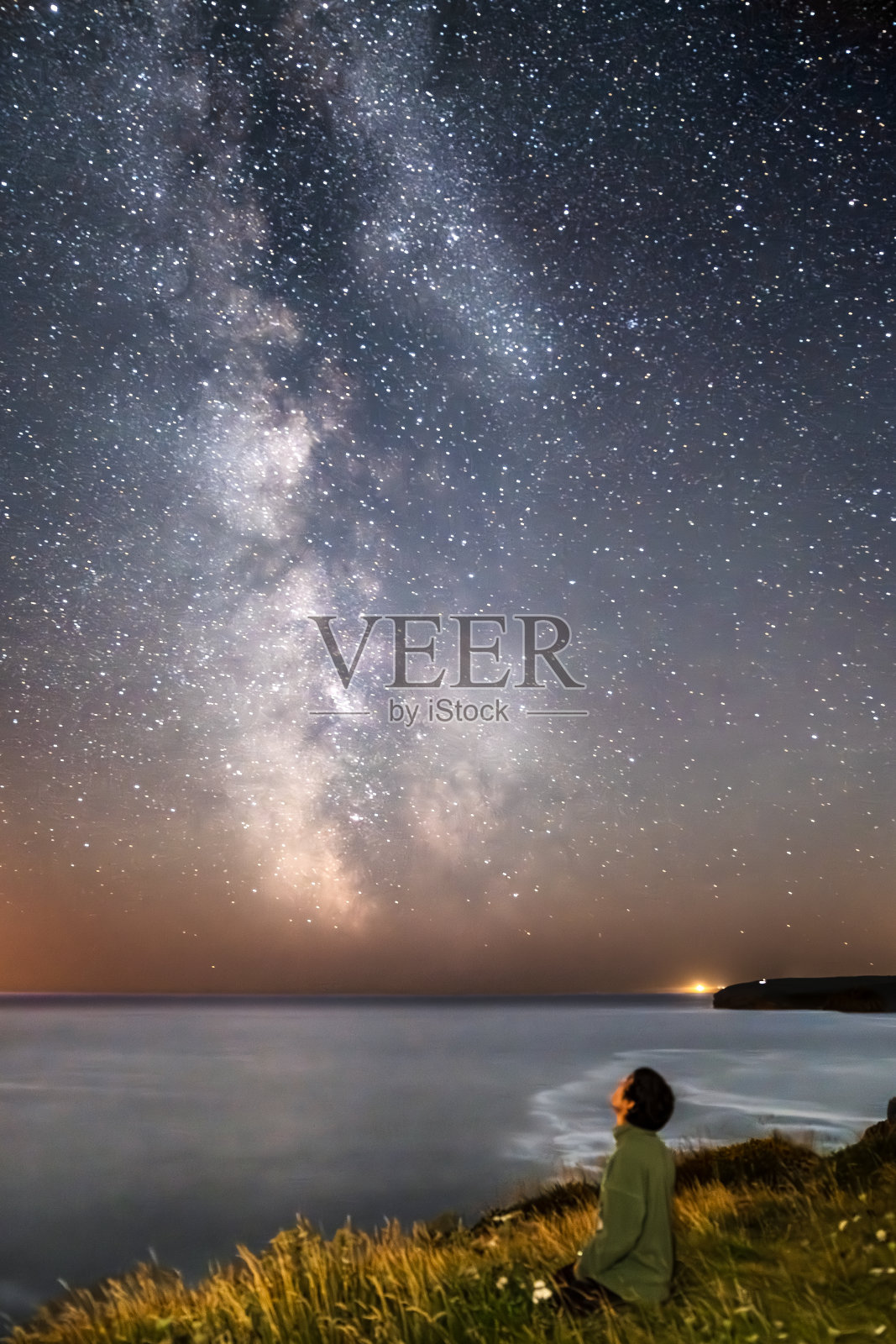 一个人看着银河系。照片摄影图片