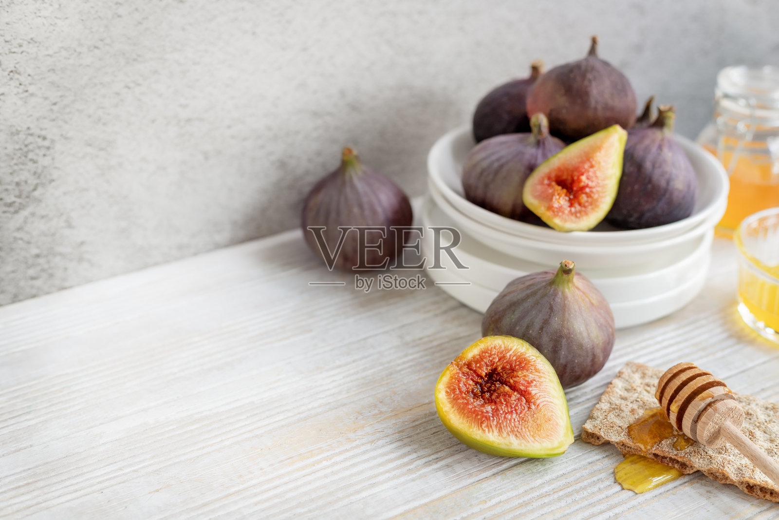 无花果和蜂蜜灰色的背景照片摄影图片