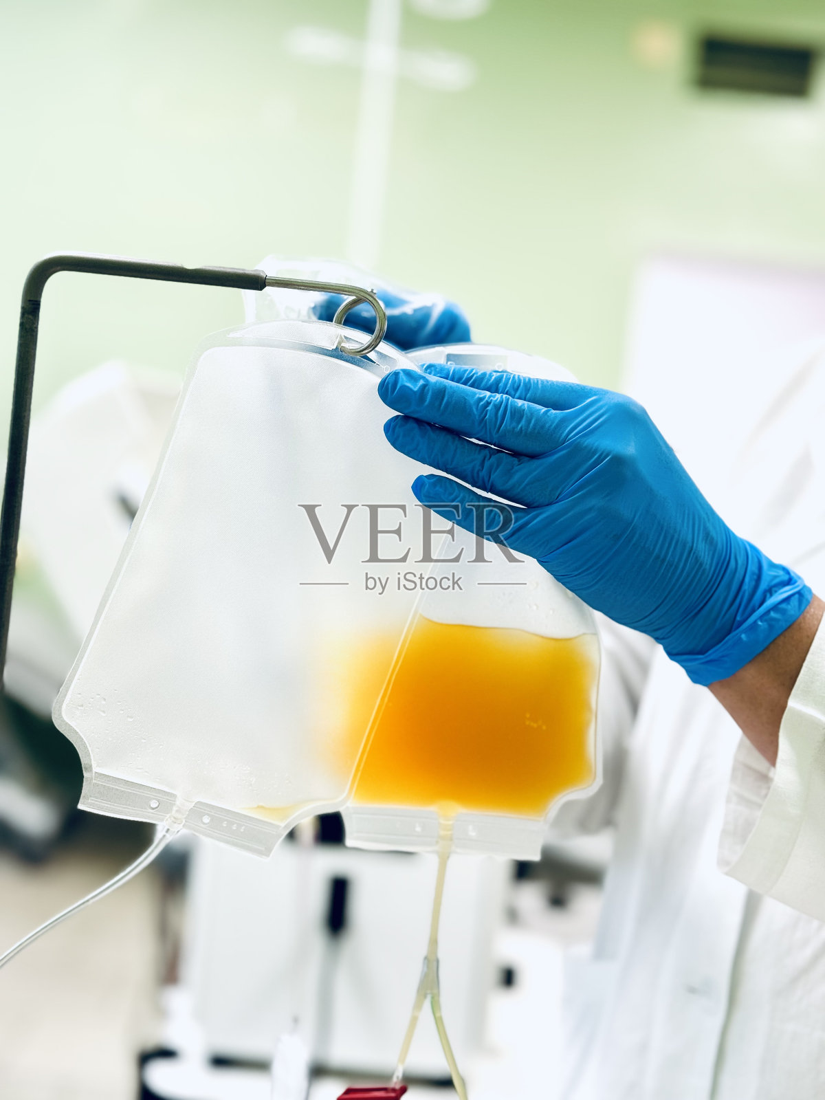 一袋捐献者血浆。输血。血小板。照片摄影图片