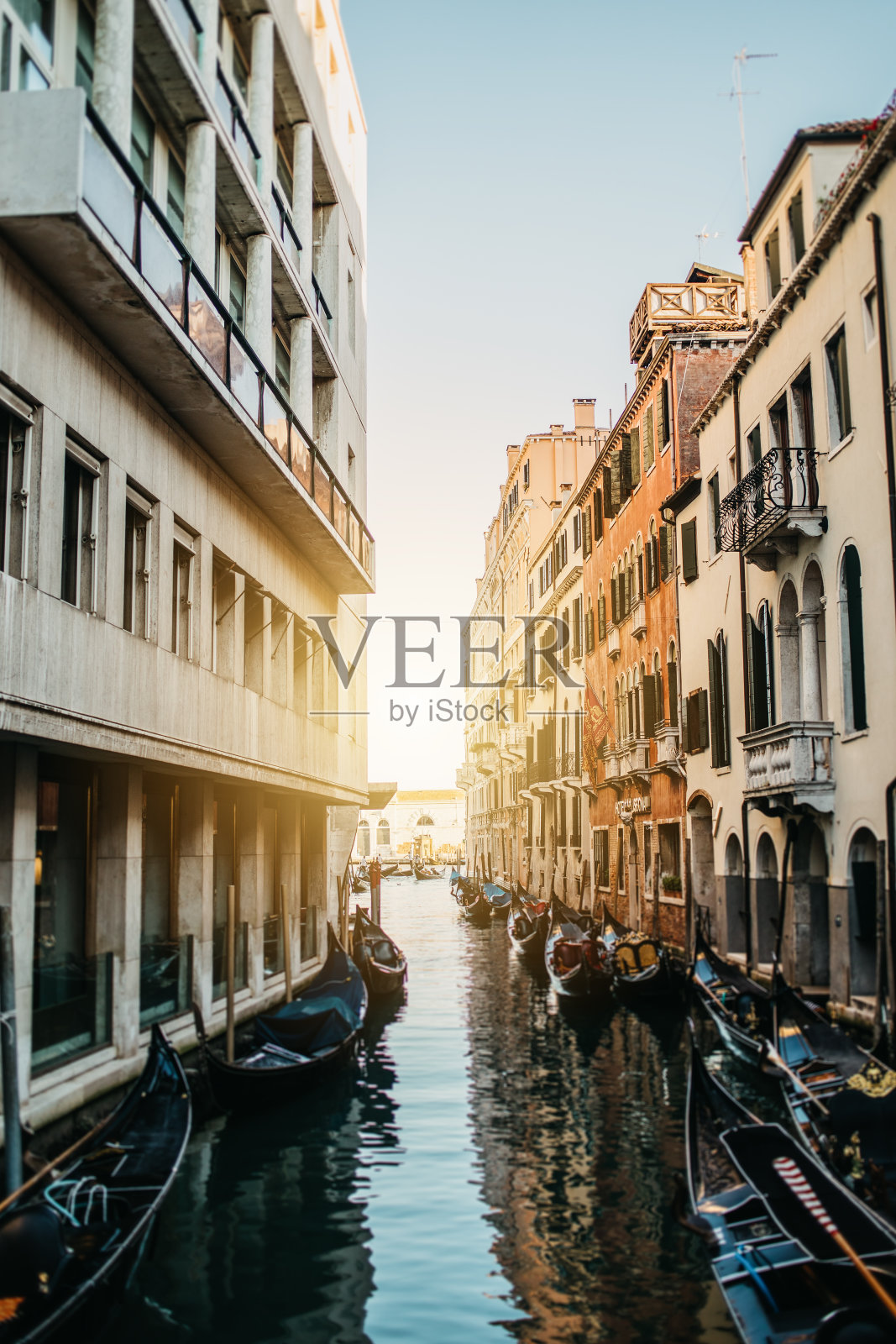 运河在城市建筑中，对着天空照片摄影图片