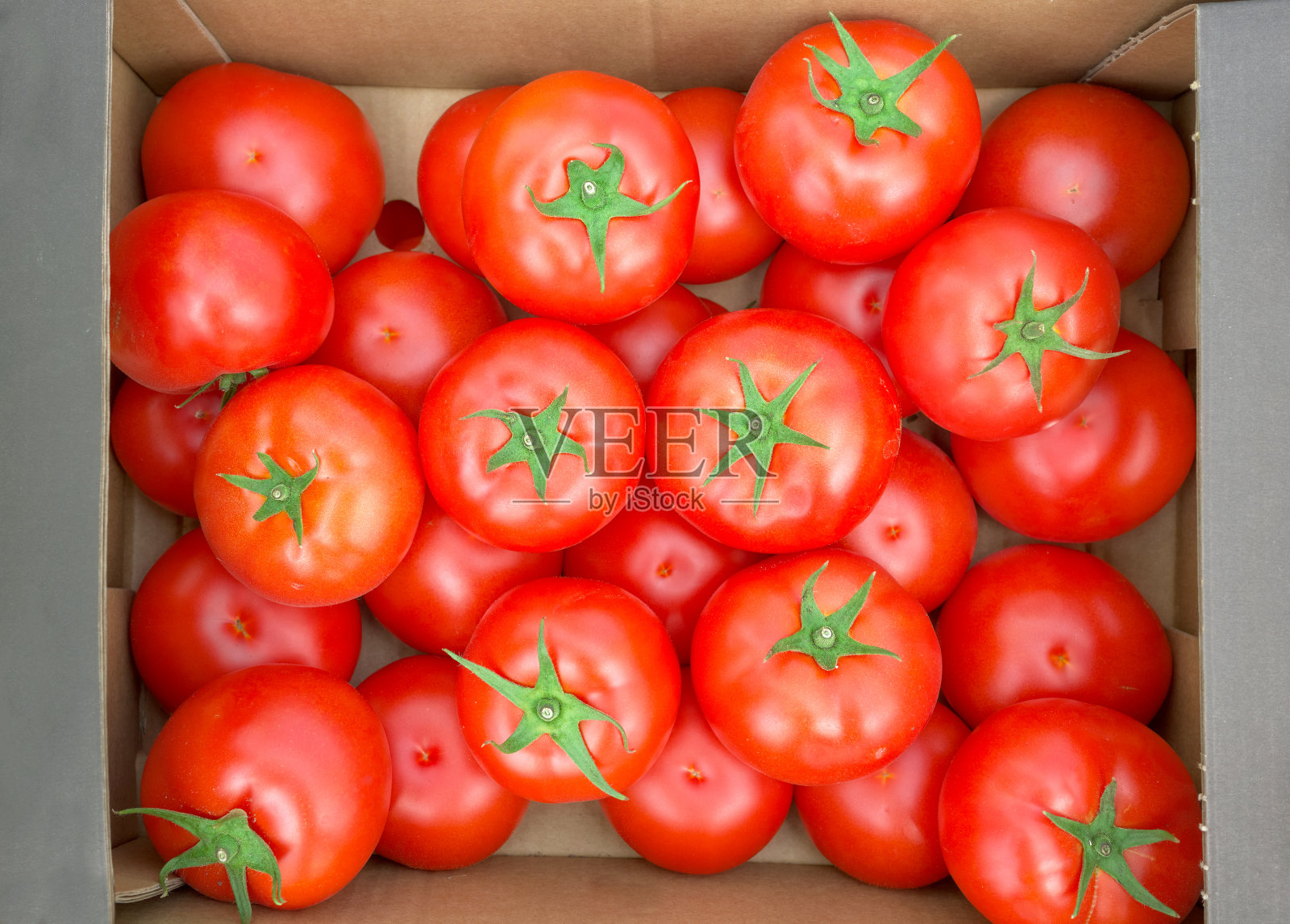 盒子里有机番茄的特写照片，选择性聚焦。照片摄影图片