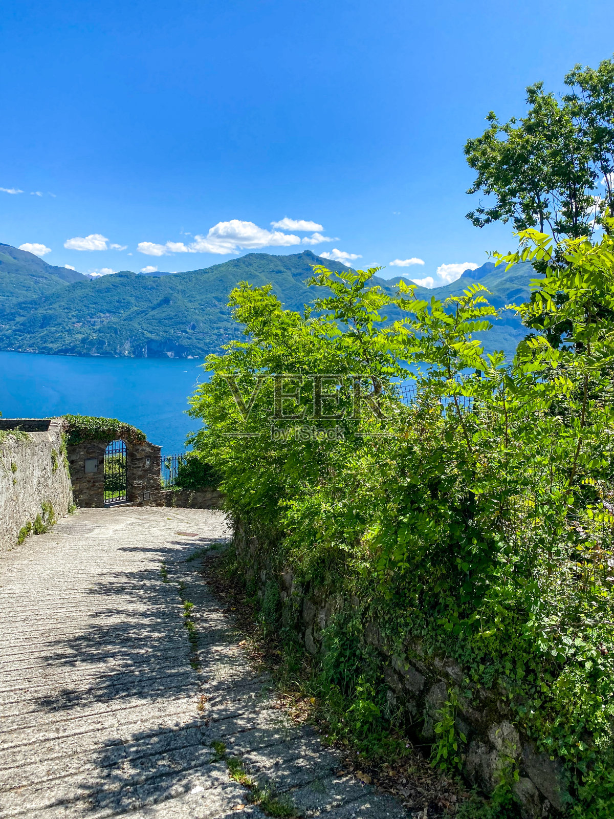 道路和俯瞰科莫湖和山脉照片摄影图片