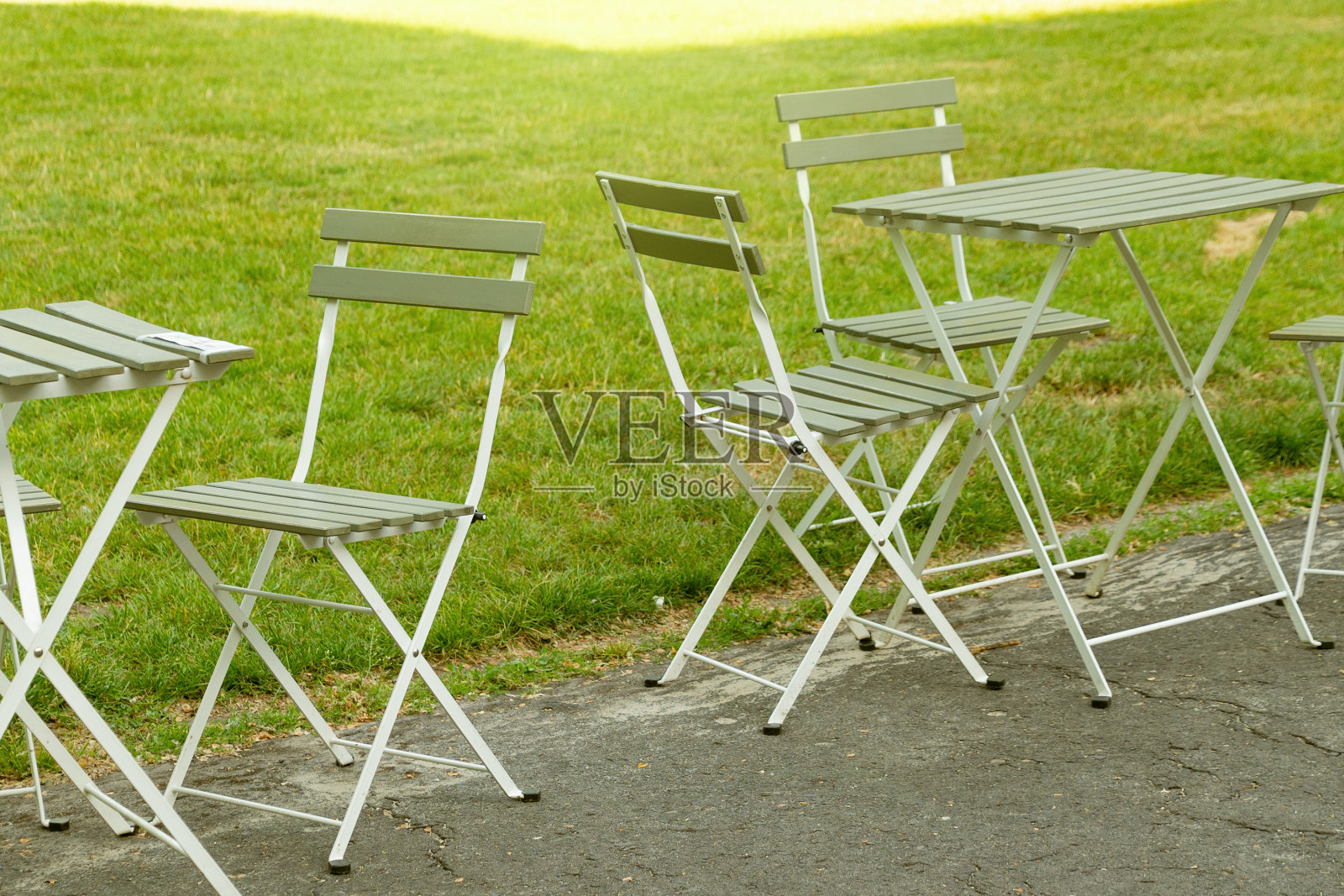 桌子和椅子在外面。夏季露台照片摄影图片