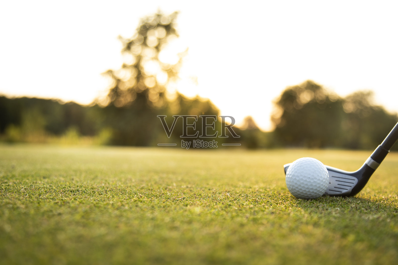 运动和生活方式，高尔夫球员在高尔夫俱乐部打球照片摄影图片