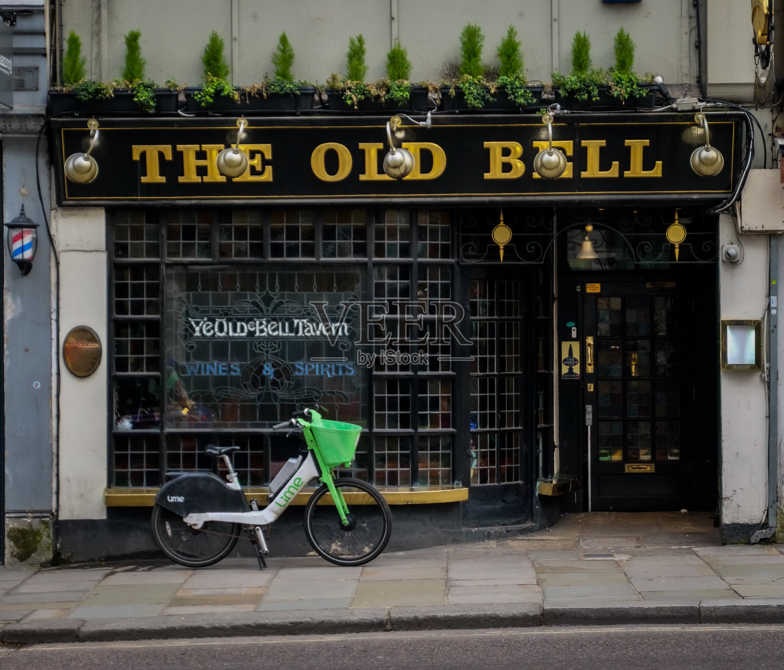 英国伦敦的老酒馆。最古老的酒吧，老钟，伦敦，英国照片摄影图片