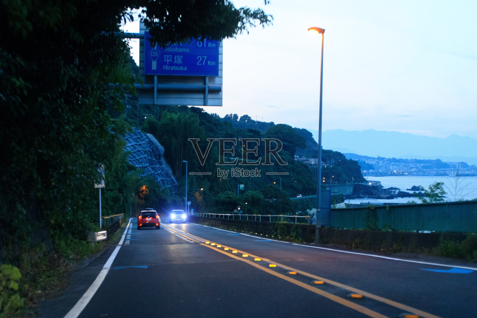 沿着海岸公路的暮色驾驶照片摄影图片