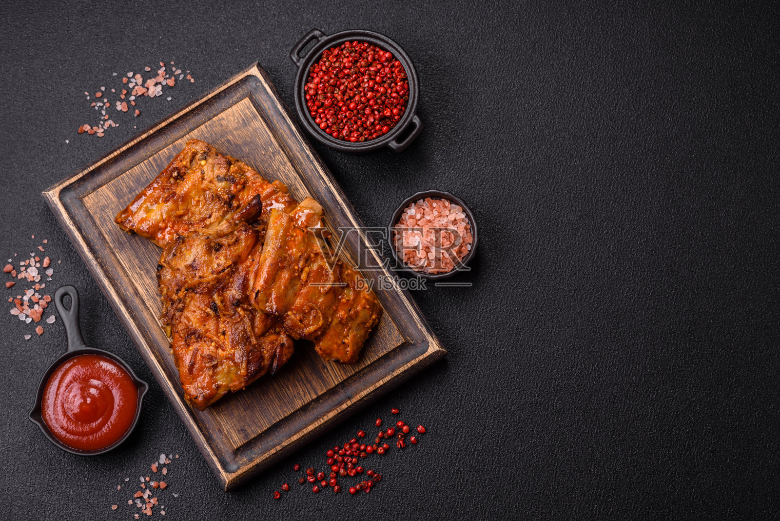美味多汁的烤排骨，配以蜂蜜和芥末酱，盐，香料和香草照片摄影图片