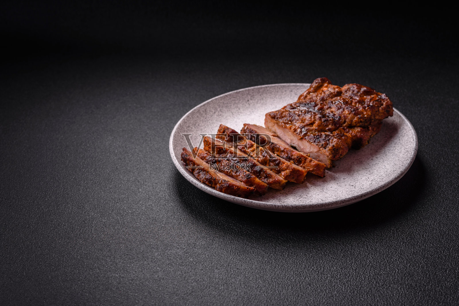 新鲜多汁的美味牛排在黑暗的背景照片摄影图片