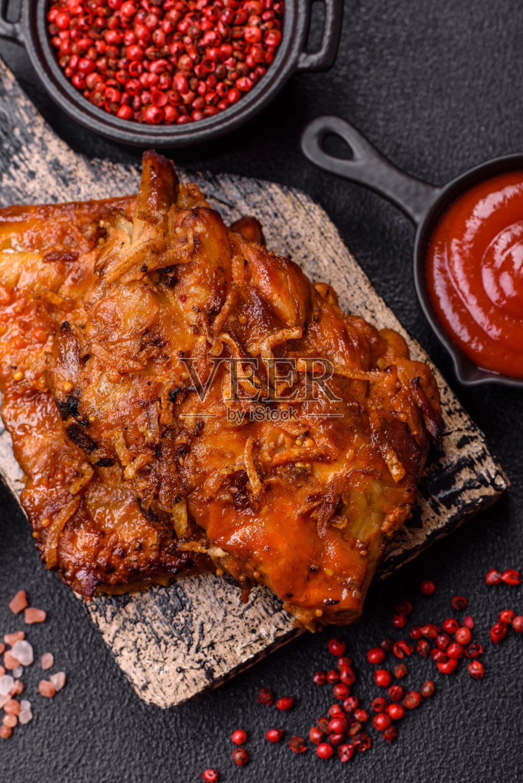 美味多汁的烤排骨，配以蜂蜜和芥末酱，盐，香料和香草照片摄影图片